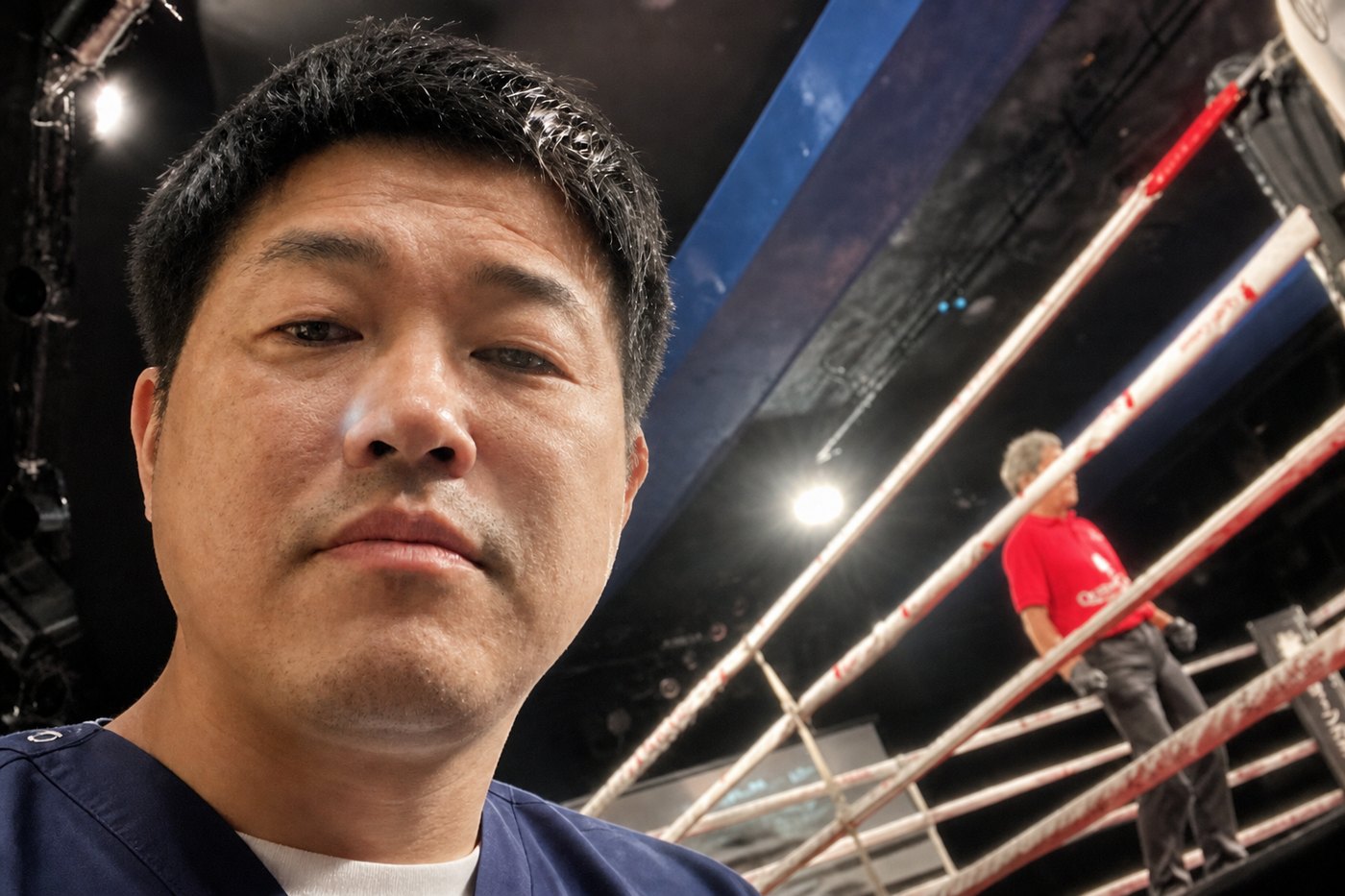 試合中のリングサイドで選手の状態を見守る、うんの整骨院・鍼灸院 院長 市村安史