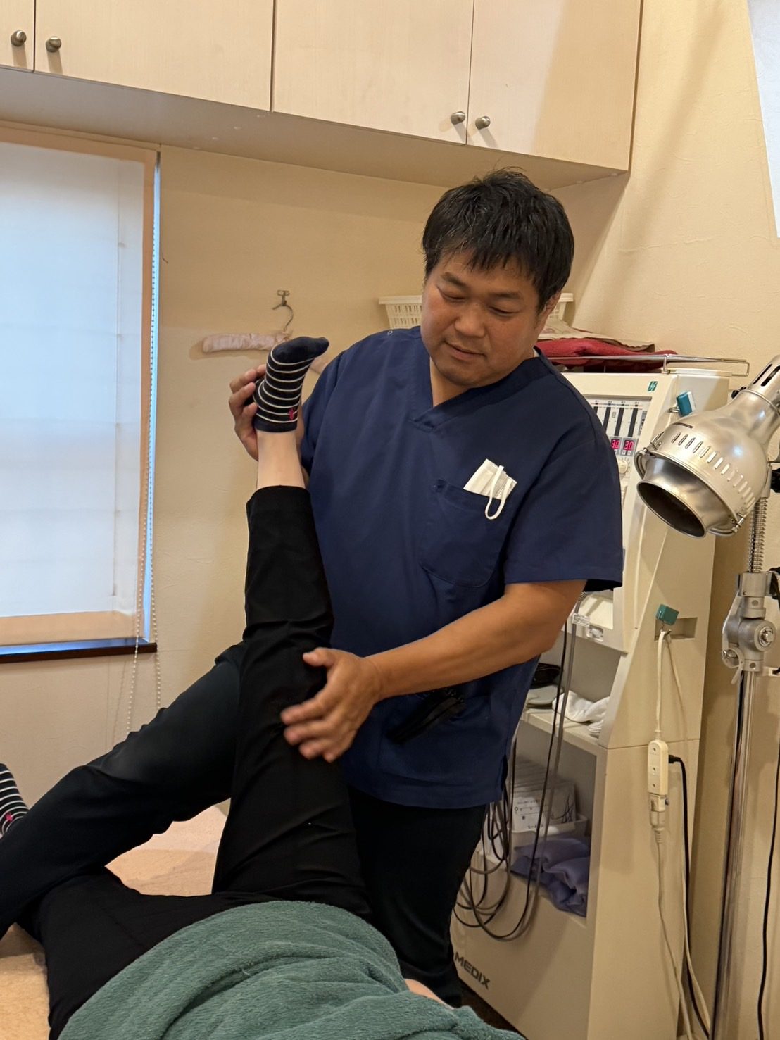 脚のストレッチ施術の様子